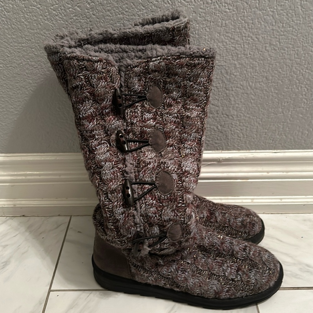 Muk Luks size 10